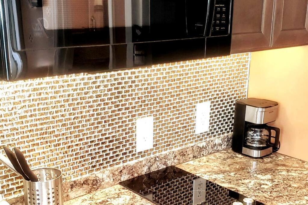 Stylish Suite Tampa Minutes To Hard Rock Casino Mango Екстериор снимка